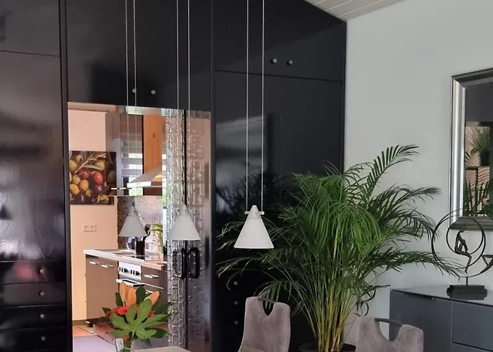 Vakantiehuis Charmantes Haus Mit Gartenoase